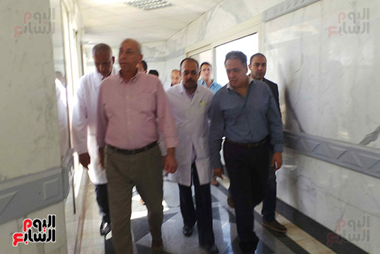 وزير الصحة بطرقات مستشفى أبو سمبل