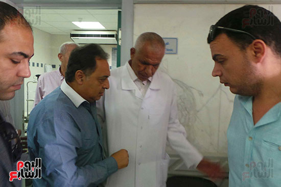 وزير الصحة خلال زيارة لأحد الأقسام بالمستشفى