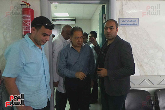 وزير الصحة أثناء زيارته لقسم الجراحة العامة بمستشفى أبو سمبل