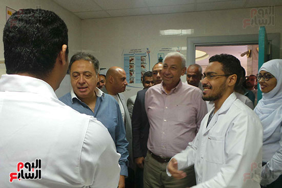 محافظ أسوان ووزير الصحة داخل المستشفى