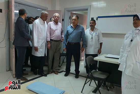 وزير الصحة ومحافظ أسوان داخل أحد الأقسام بالمستشفى