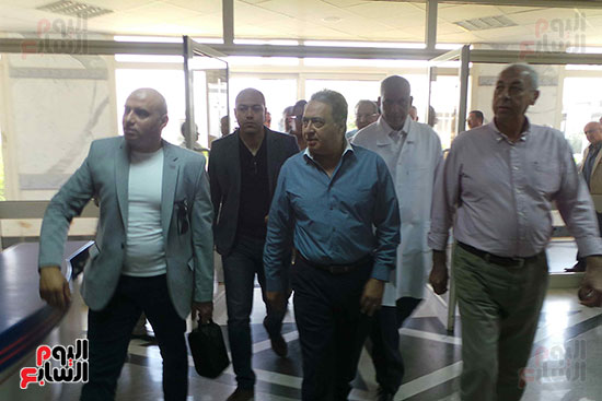 محافظ أسوان ووزير الصحة أثناء وصولة مستشفى أبو سمبل