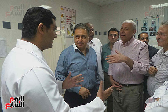 وزير الصحة ومحافظ أسوان خلال حديثة مع أحد الأطباء