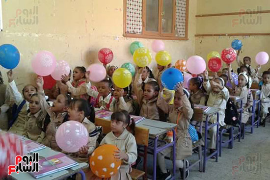 جانب من توزيع البالونات علي تلاميذ مدرسة أحمس بالكرنك