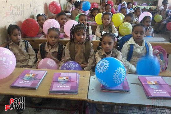 مدرسة أحمس بالكرنك توزع بالونات مع الكتب المدرسية للتلاميذ