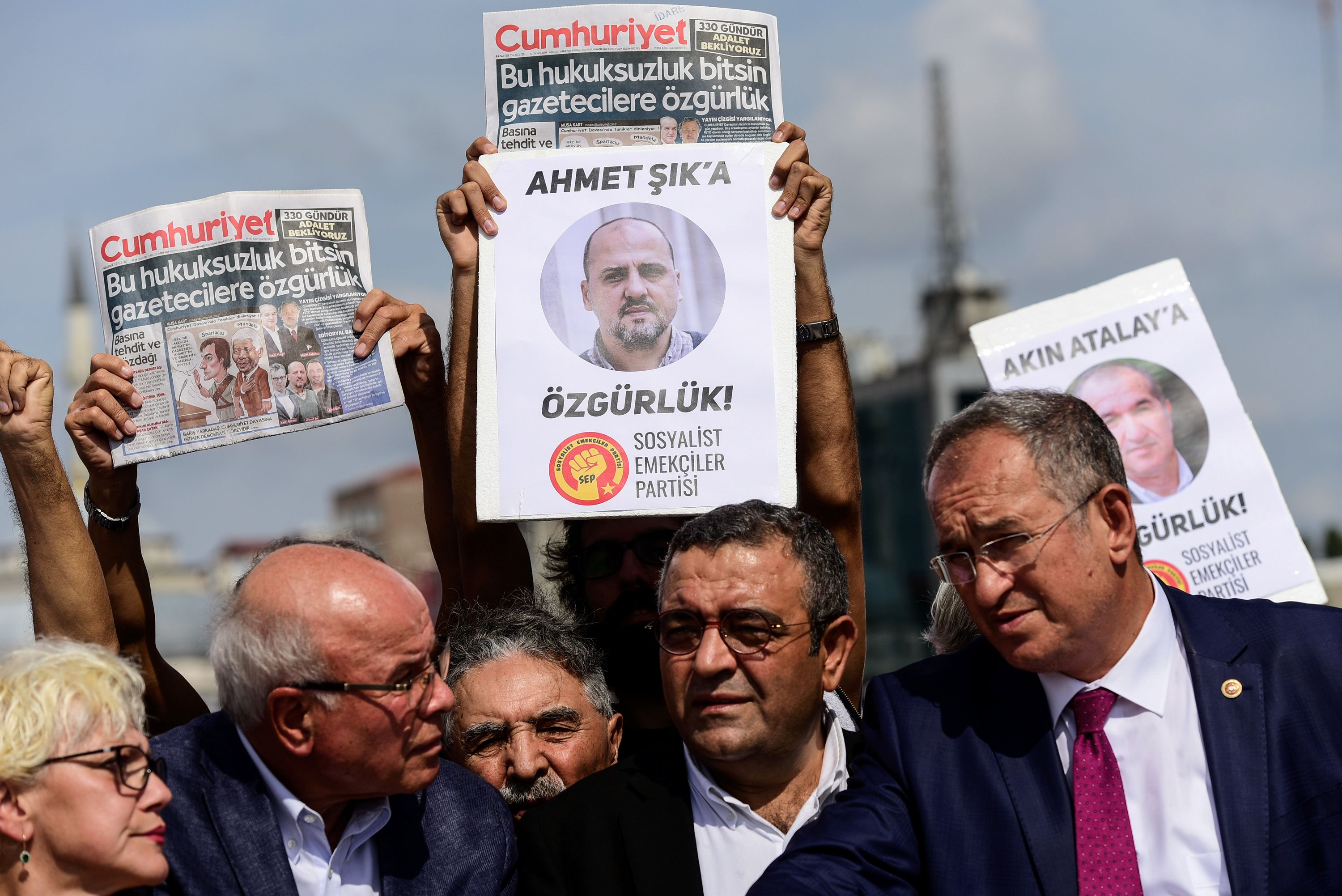متظاهرون يرفعون صور صحفيين معتقلين فى تركيا