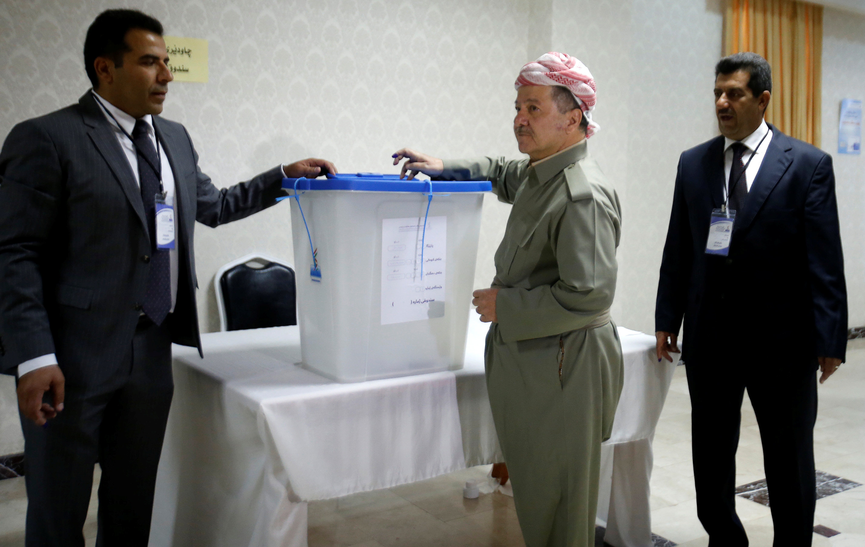 بارزانى يدلى بصوته فى استفتاء انفصال إقليم كردستان