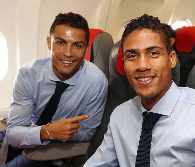 ثنائى ريال مدريد رونالدو وفاران على متن الطائرة المسافرة إلى المانيا