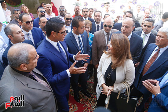 رجل الأعمال أحمد أبو هشيمة يتحدث مع وزيرة التضامن غادة والى عن مراحل تطوير الدار