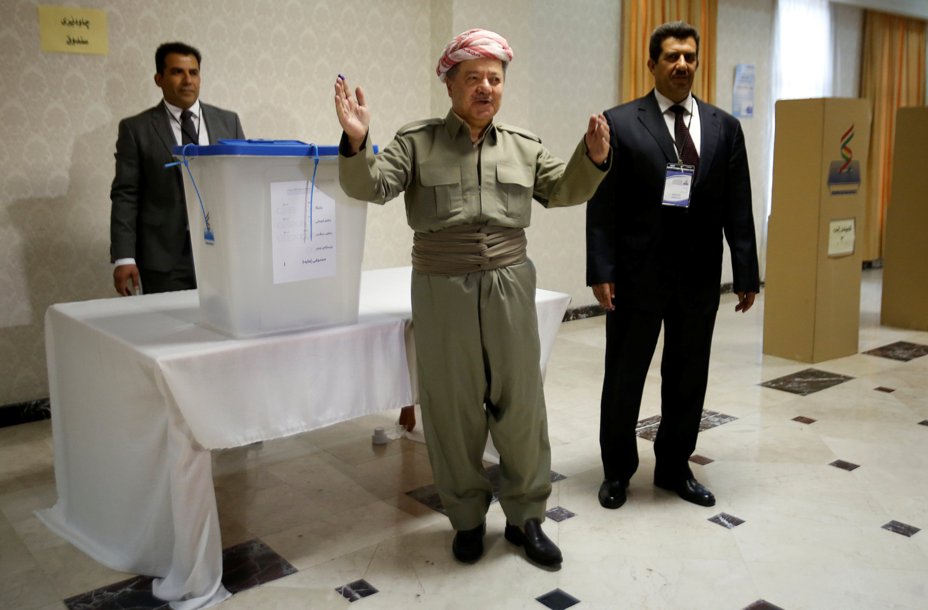 بارزانى يدلى بصوته فى استفتاء انفصال إقليم كردستان العراق