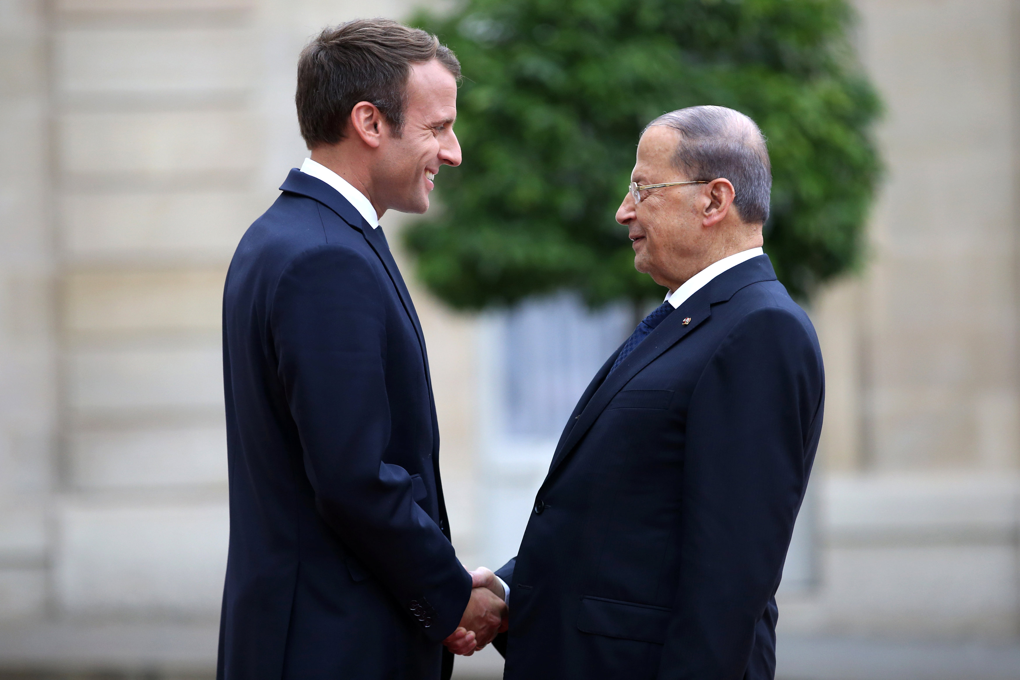 الرئيس اللبنانى العماد ميشال عون يتحدث إلى ماكرون