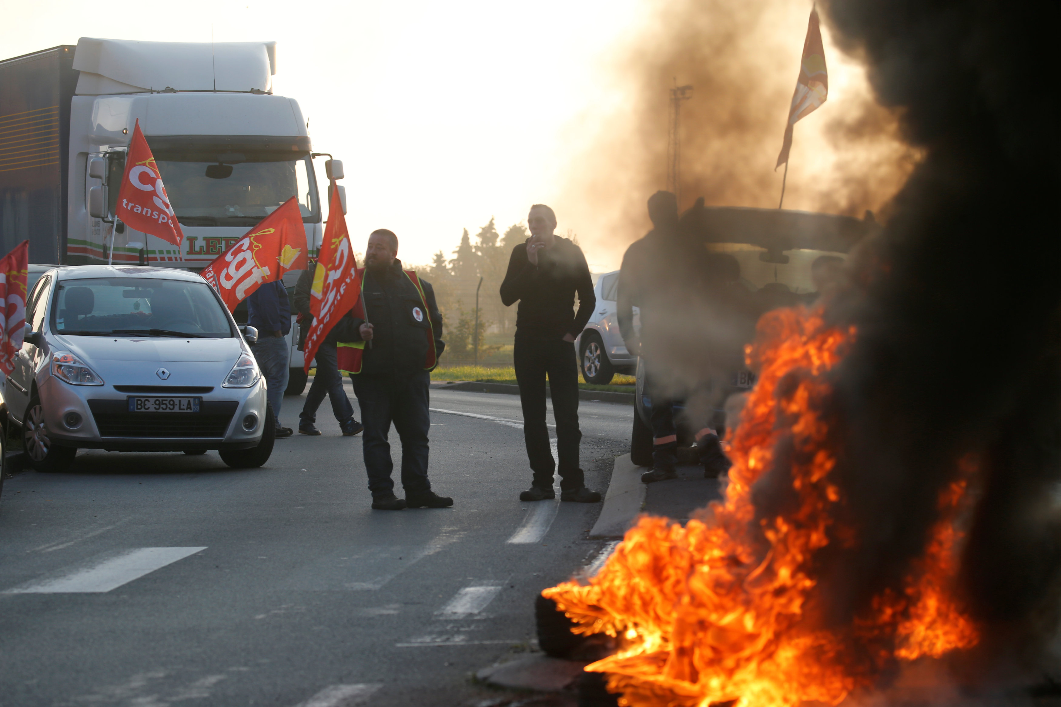 اشعال النيران فى اطارات خلال اضراب سائقى الشاحنات