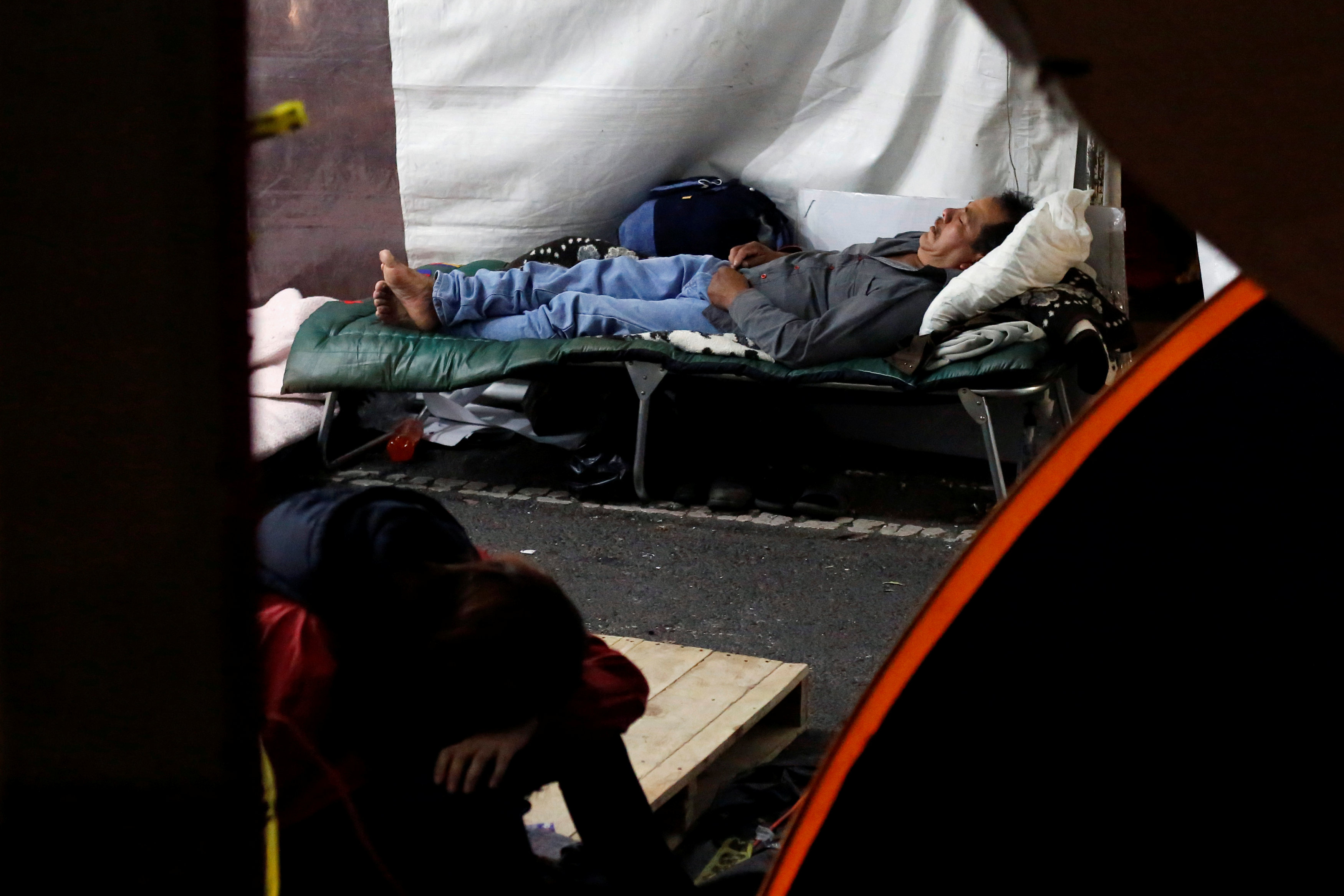 رجل ينام داخل خيمة عقب انهيار منزله إثر زلزال المكسيك