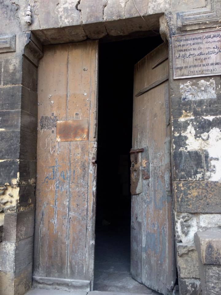 باب المدرسة الرئيسي من ناحية شارع مراسينا