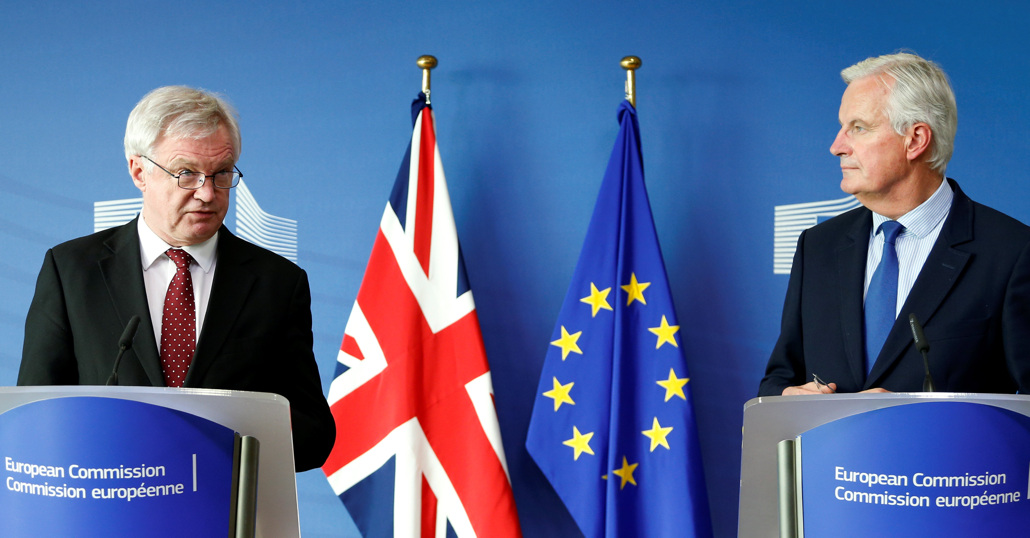 كبير مفاوضى الاتحاد الأوروبي فى ملف بريكست ميشال  بارنييه مع المفاوض البريطانى