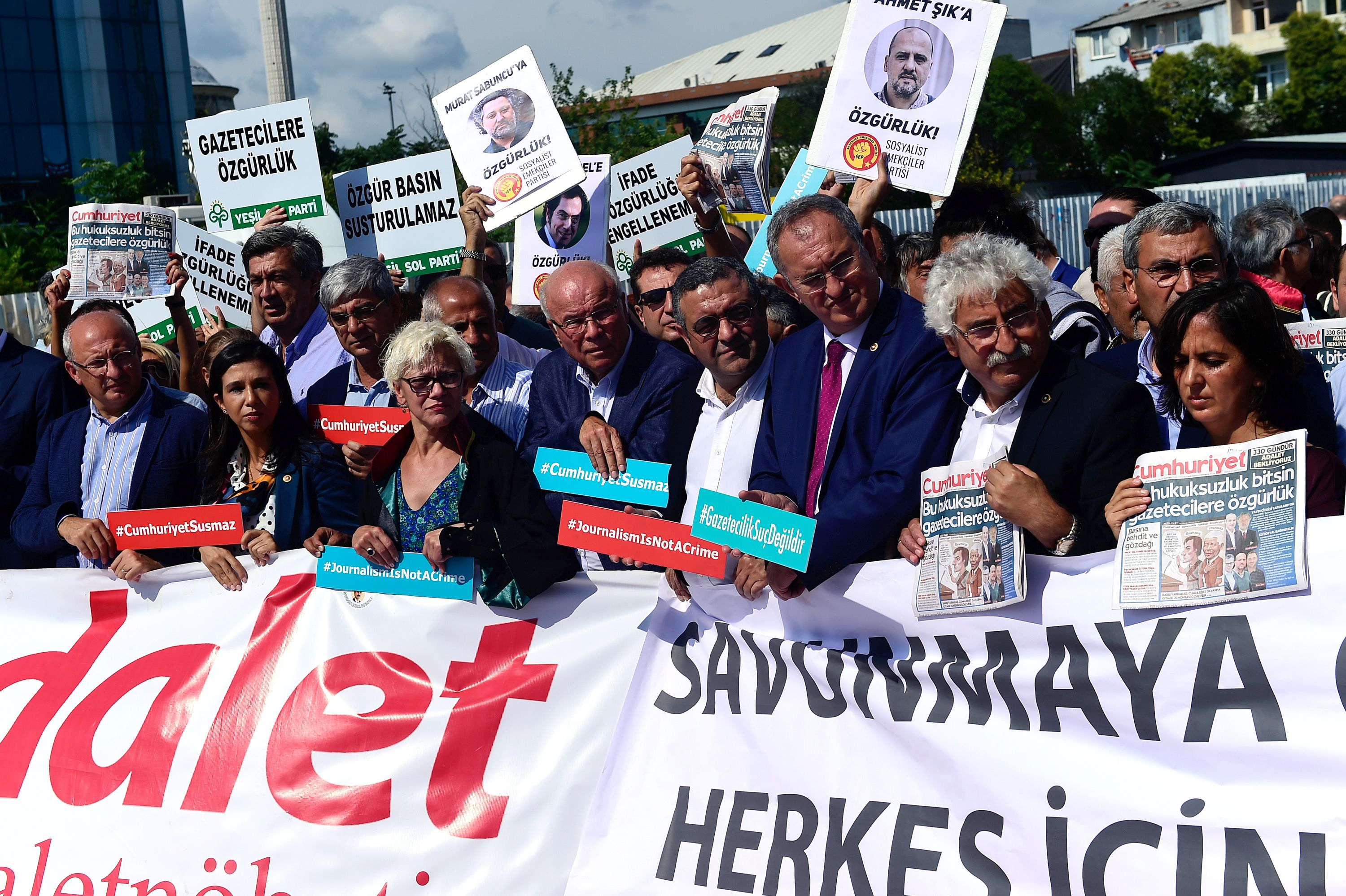 صحفيين يتظاهرون ضد اعتقال زملائهم فى تركيا