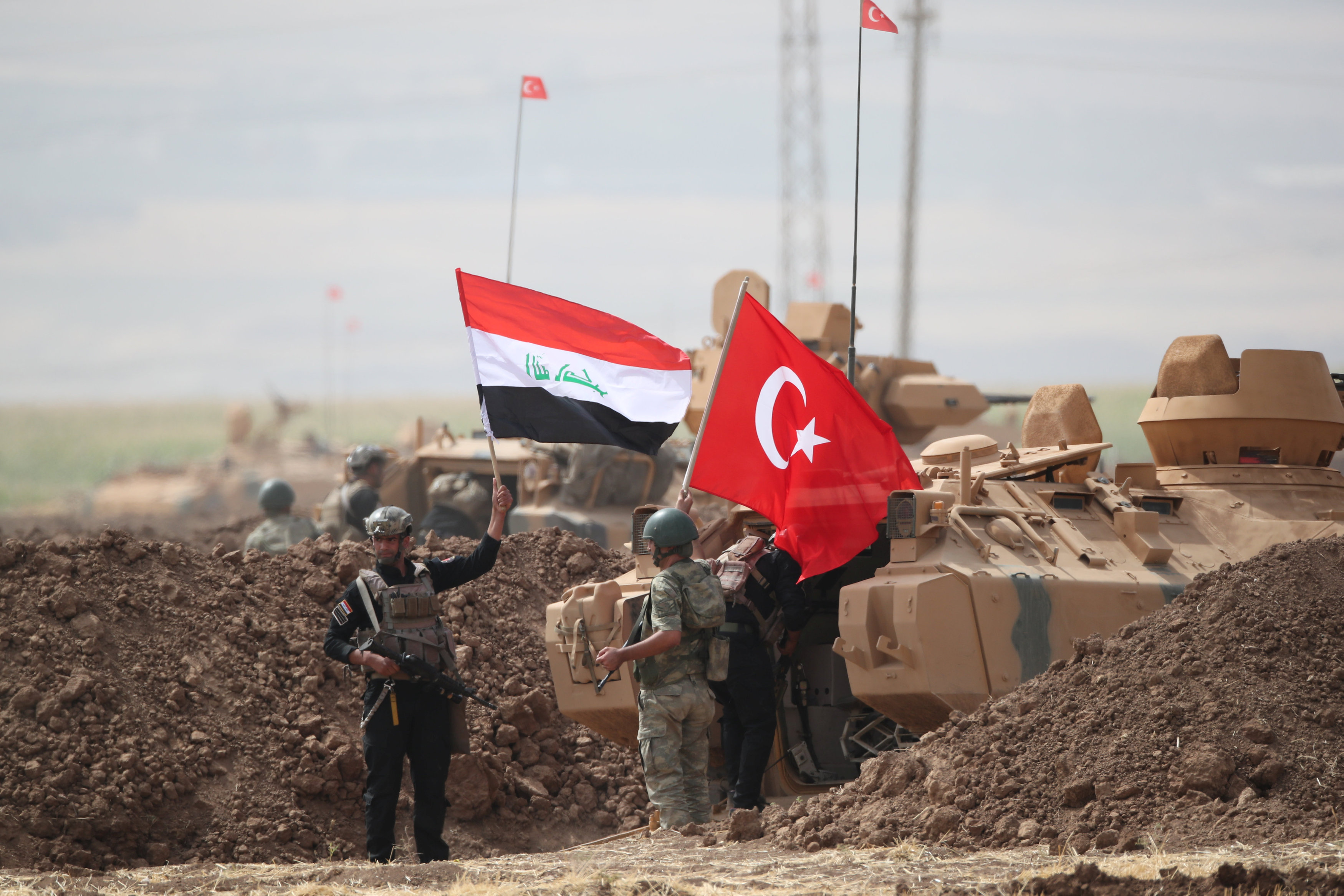 جنود يرفعون علمى تركيا والعراق