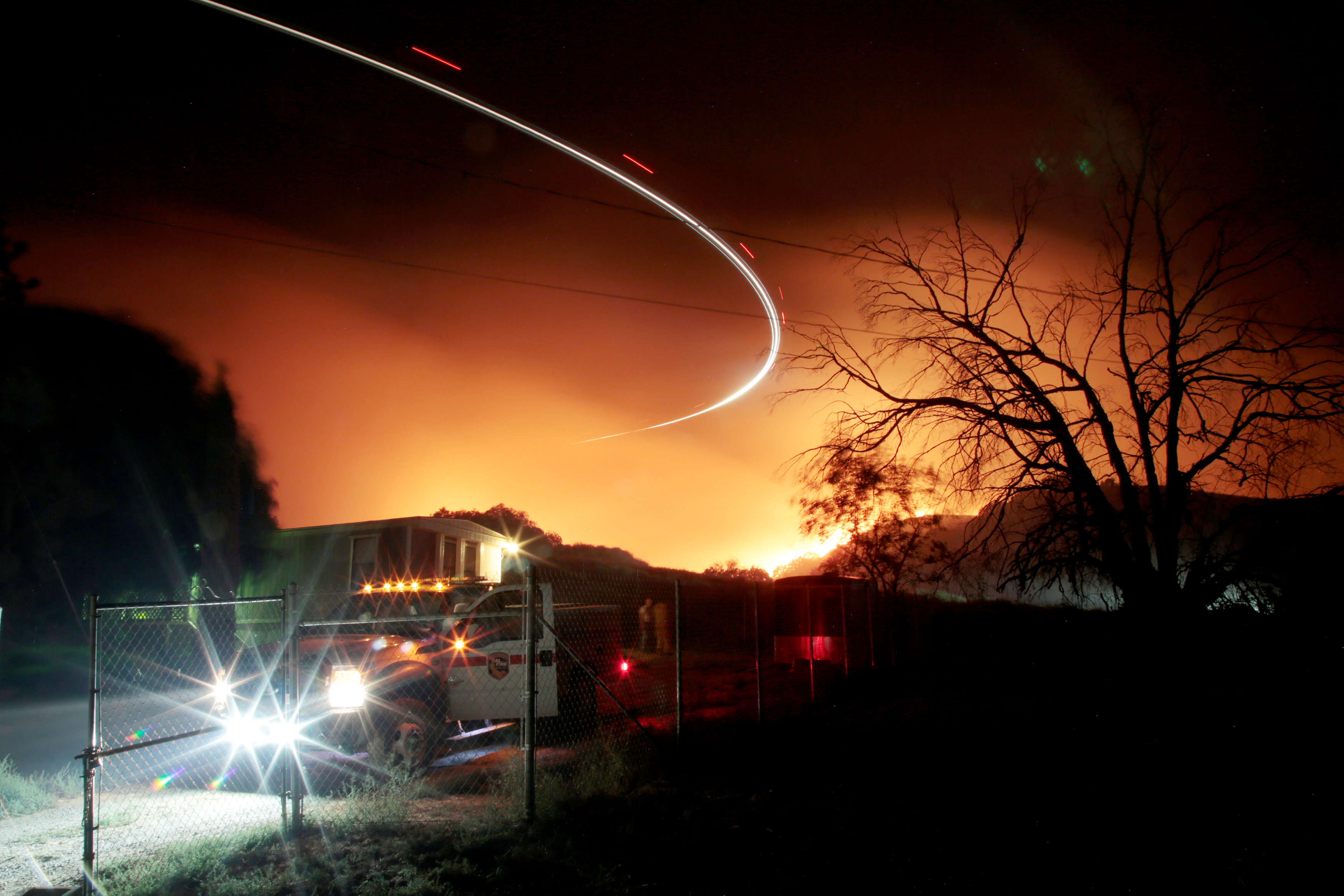 فرق الإطفاء تواصل إخماد حرائق الغابات فى ولاية كاليفورنيا الأمريكية