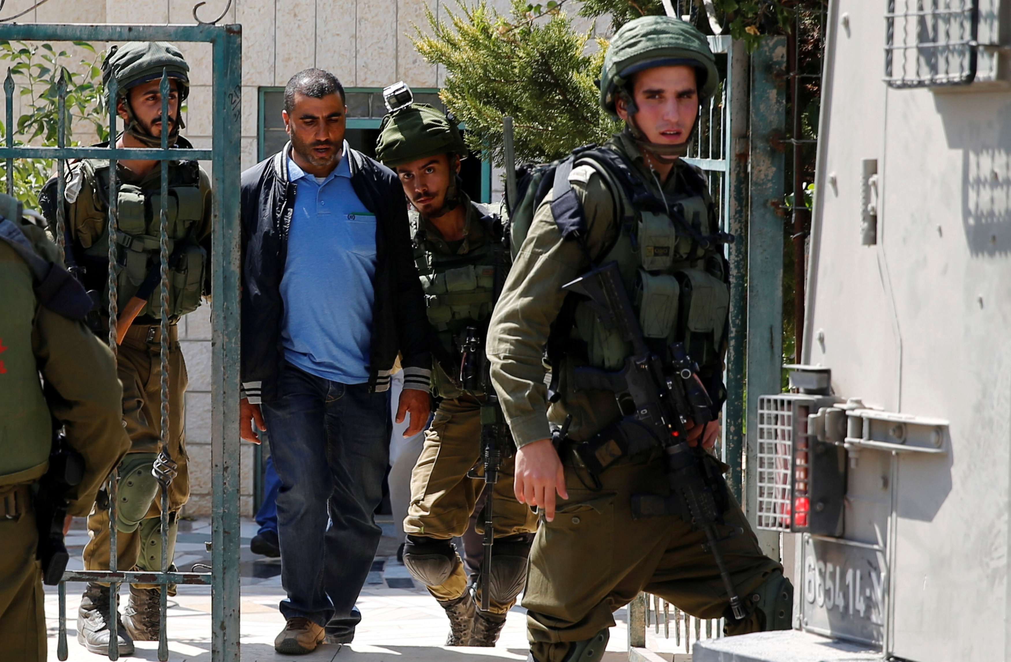 الاحتلال الإسرائيلى يحاصر بلدة بيت سوريك بعد حادث طعن