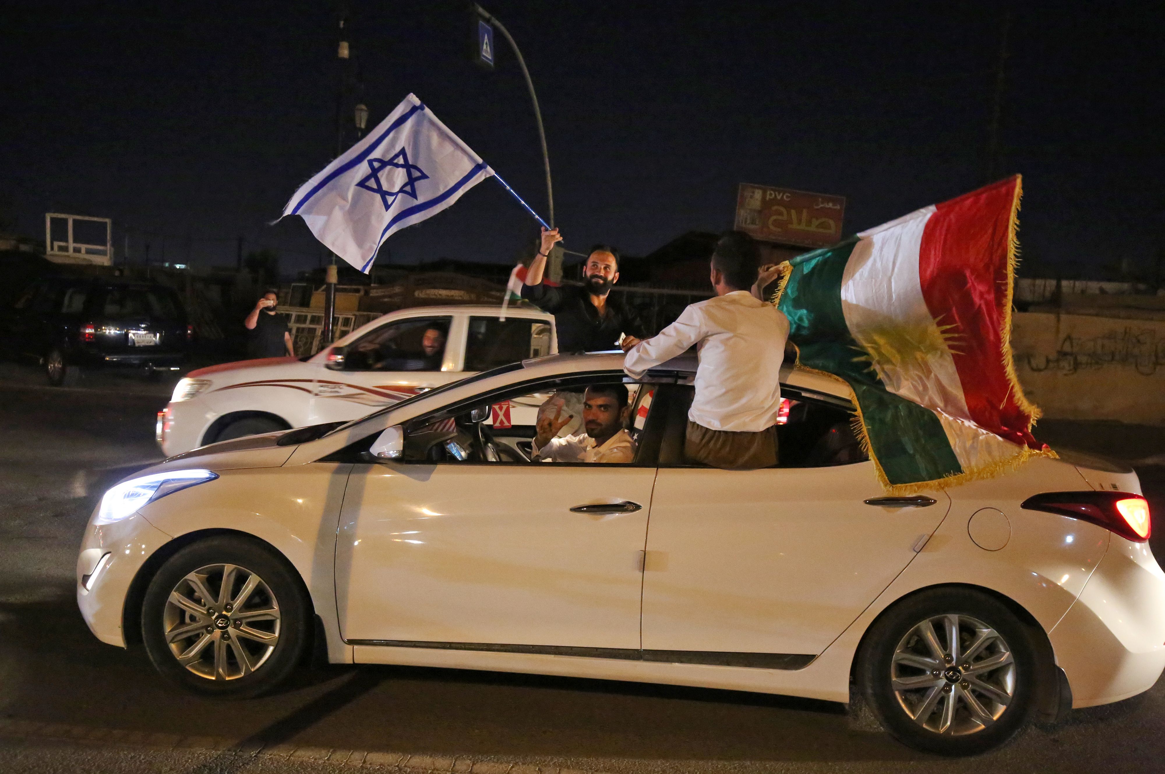 العلم الاسرائيلى بجانب العلم الكردى