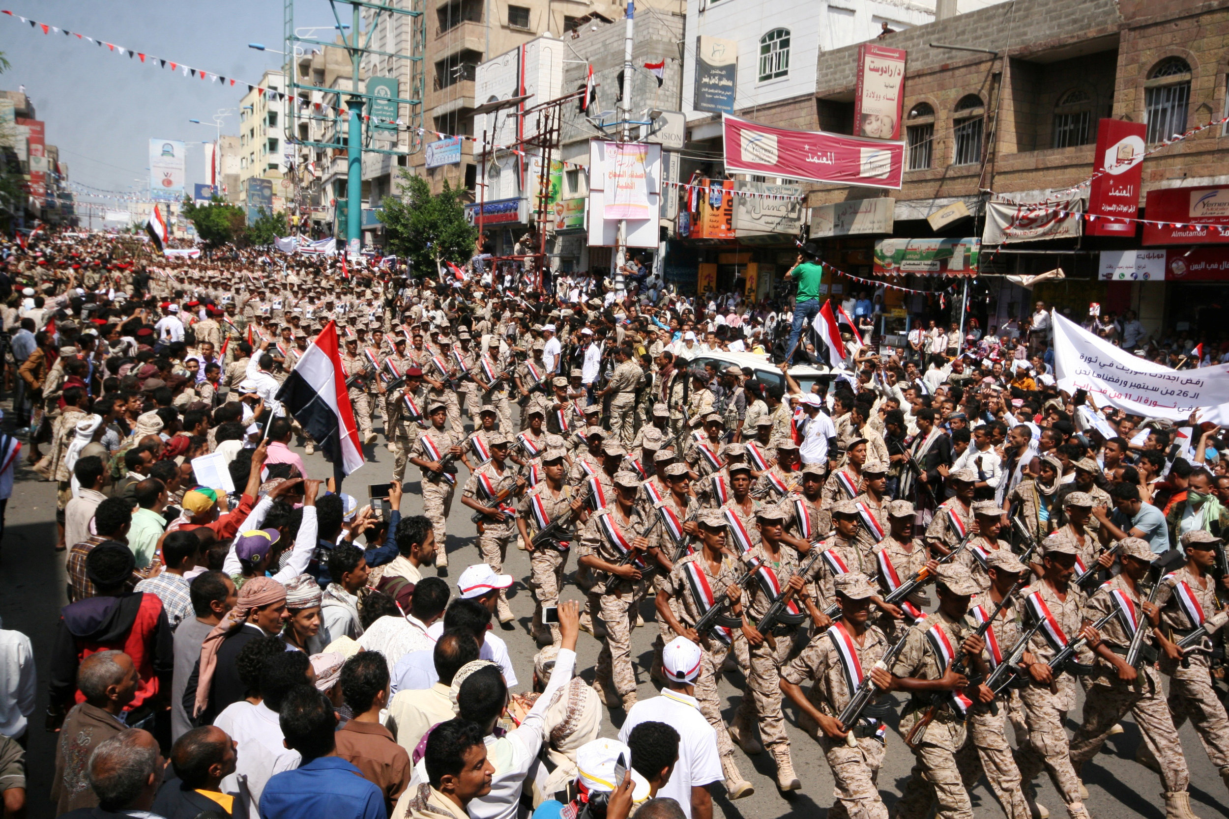 عرض عسكرى فى تعز احتفالا بالذكرى الـ55 لثورة سبتمبر اليمنية