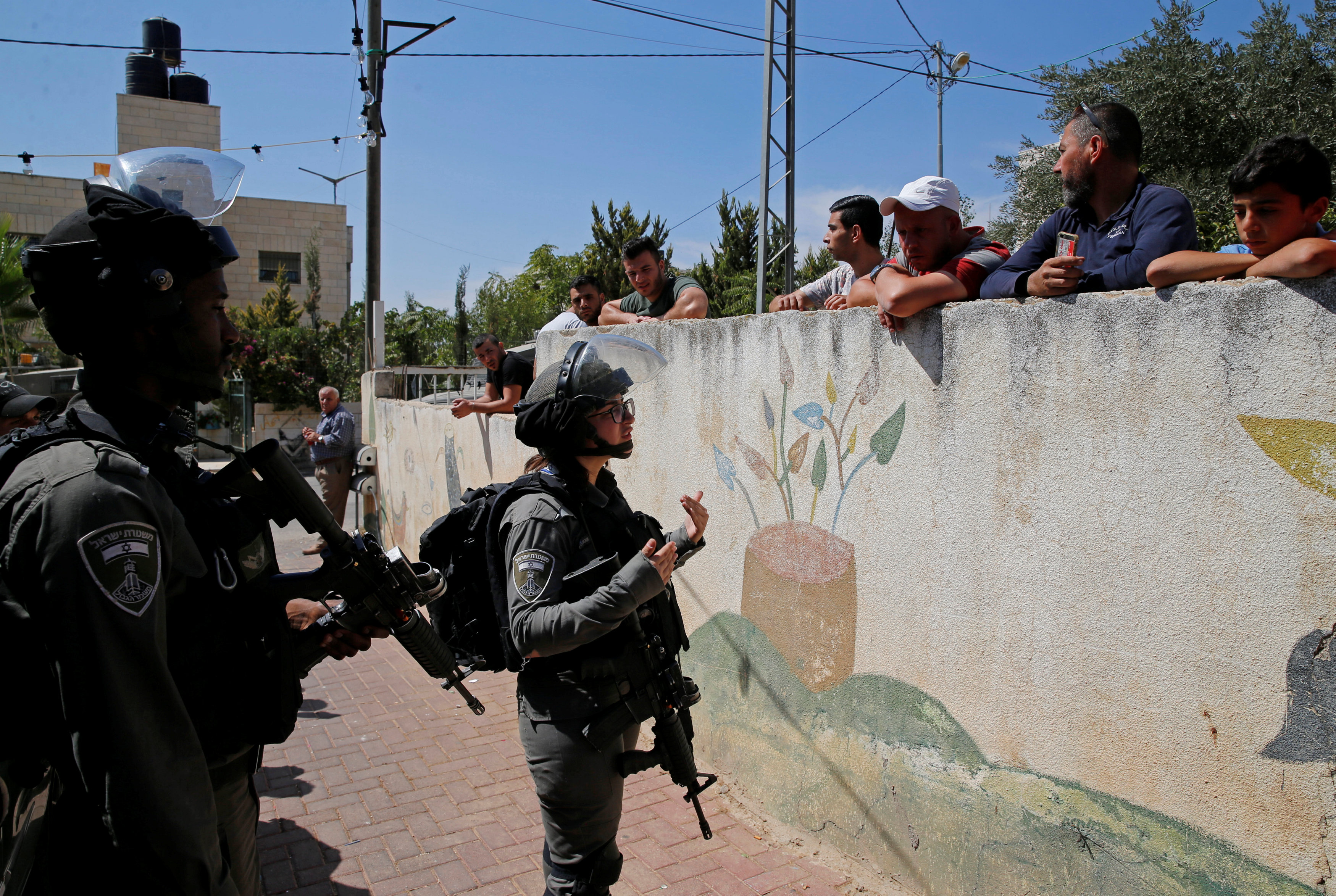 قوات الاحتلال تواجه الفلسطينيين
