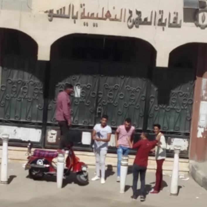  الشباب يرقصون أمام المدرسة