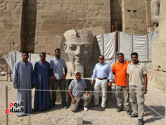 البعثة الاثرية المصرية امام رأس التمثال الجديد لرمسيس الثاني