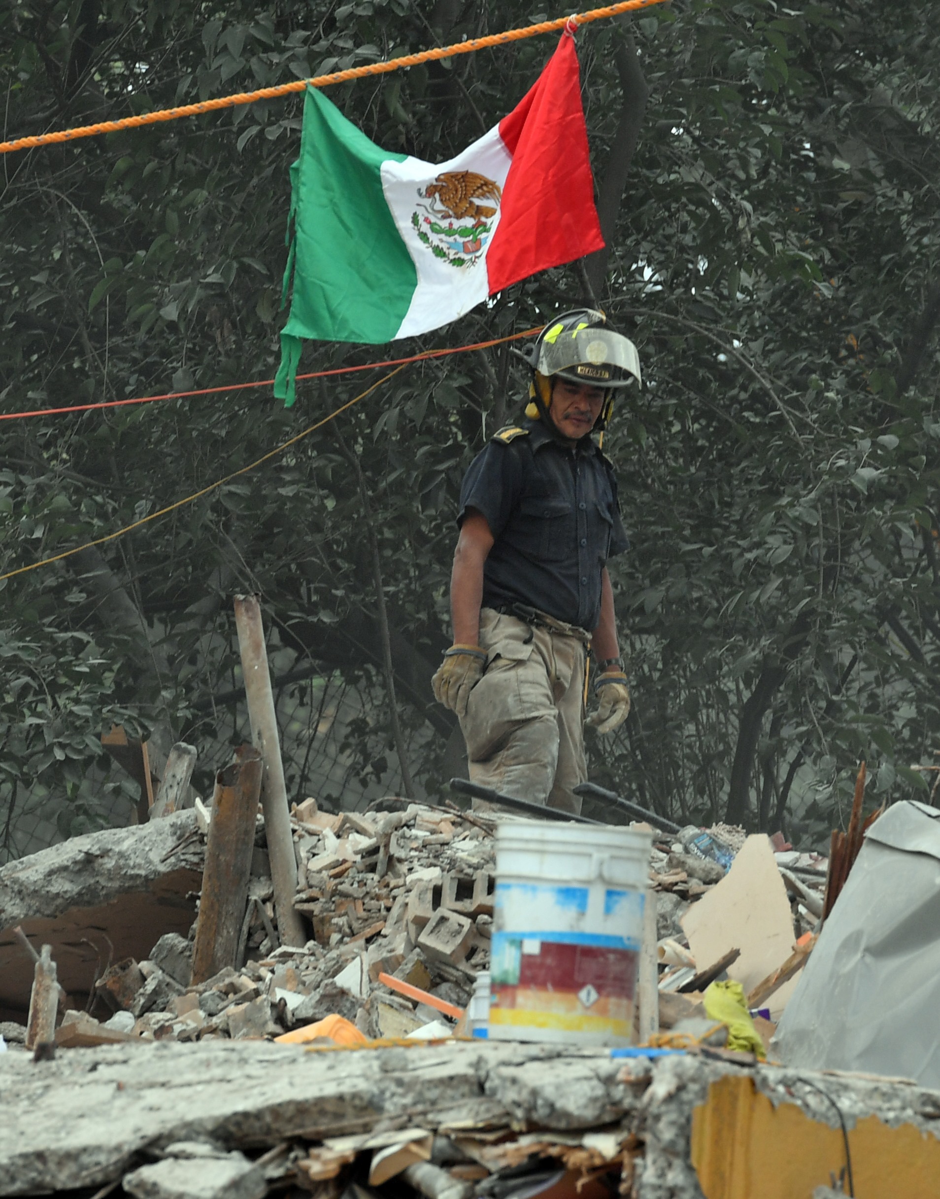 أحد أفراد الجيش المكسيكى يساعد فى إزالة الركام