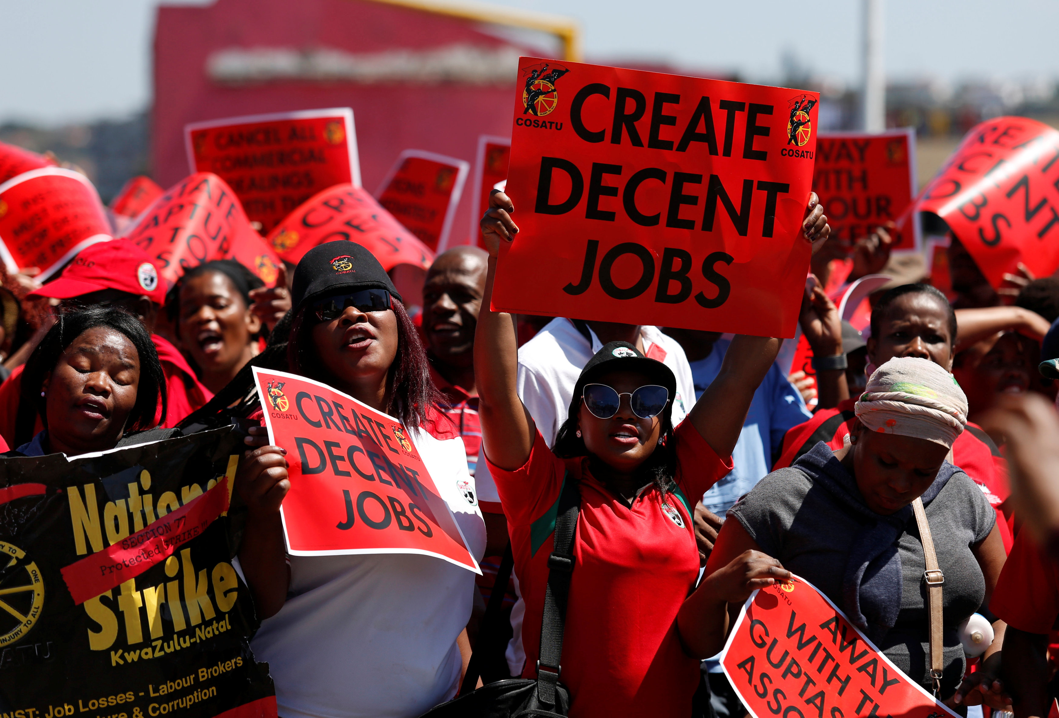 سيدات جنوب افريقيا يتظاهرن ضد الفساد
