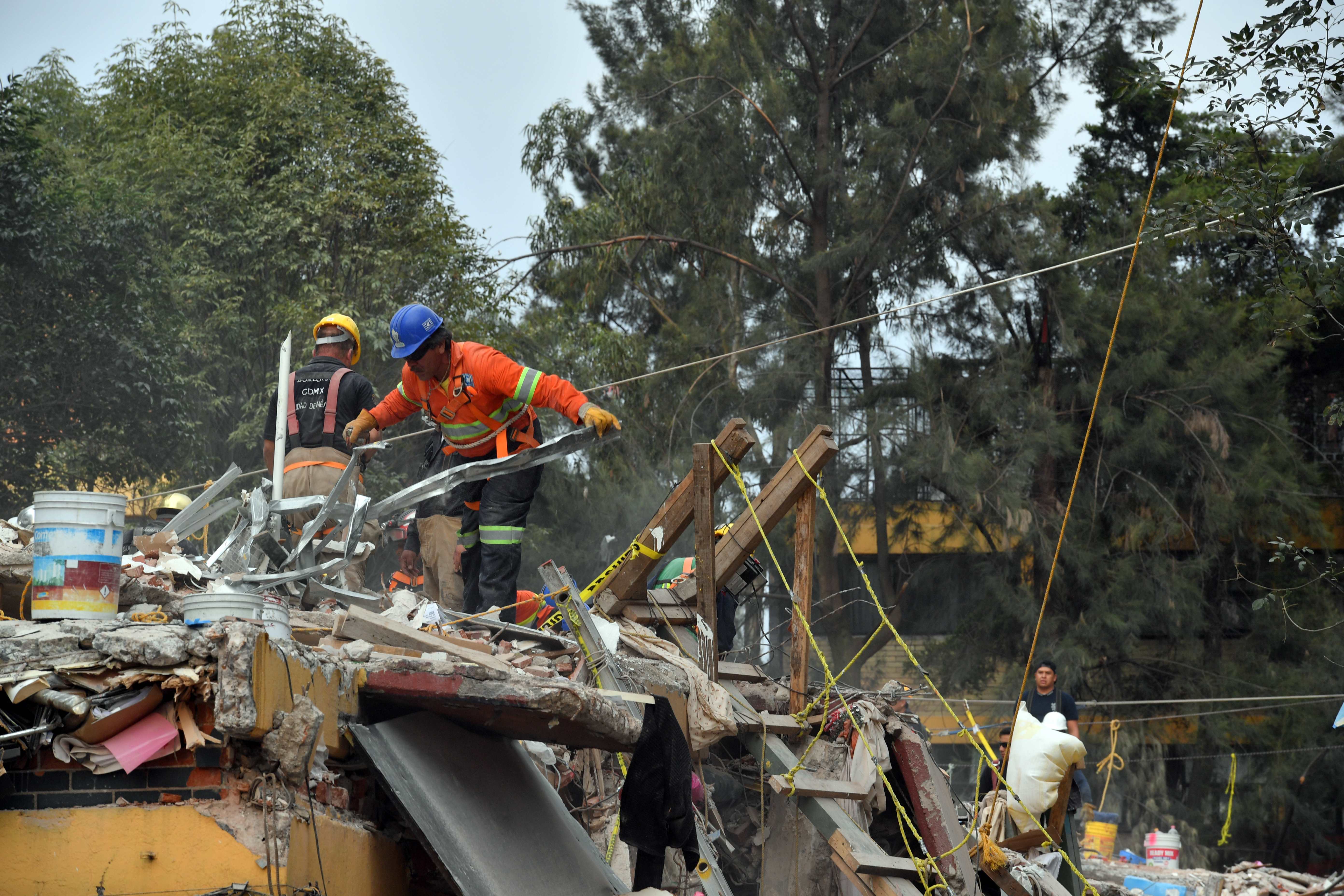 رجال الانقاذ يستمرون فى رفع آثار زلزال المكسيك المدمر