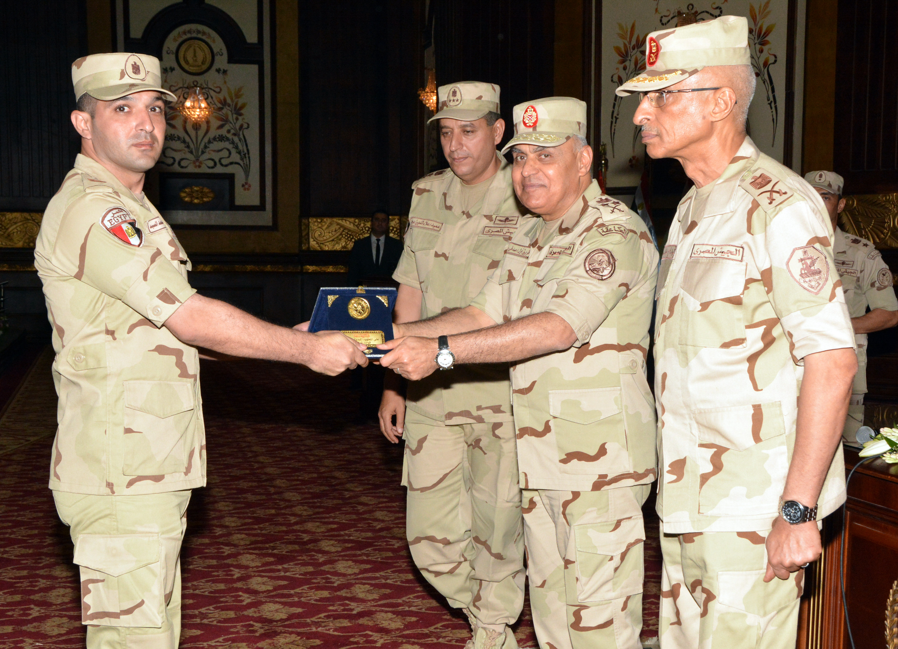 	وزير الدفاع يكرم أبطال الجيش الثانى الميدانى