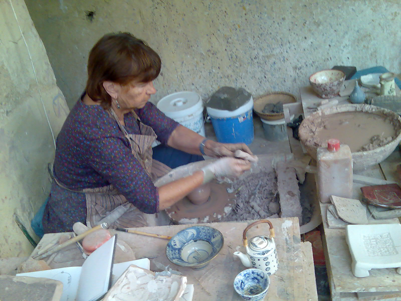 السيدة إيفيلين السويسريه أثناء عملية صناعة الخزف