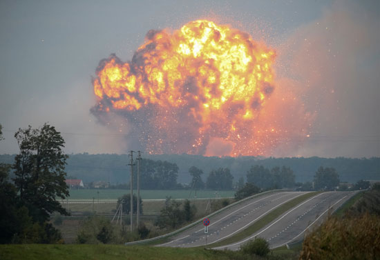 إجلاء الآف فى أوكرانيا جراء انفجار مستودع للذخيرة