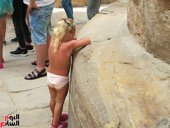           الطفلة تواصل اللهو فى أجواء معبد الكرنك