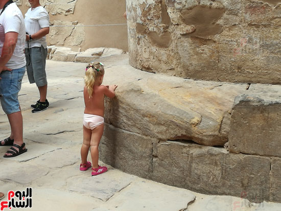  طفلة أجنبية تلهو داخل معبد الكرنك بالاقصر