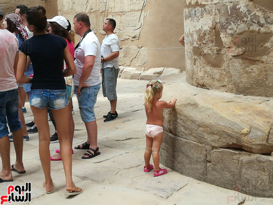           أسرة الطفلة تتركها تلهو عارية فى الكرنك