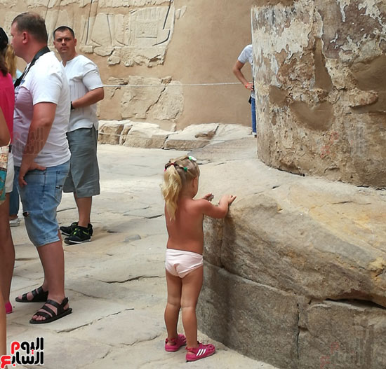           الطفلة خلال اللهو فى معبد الكرنك