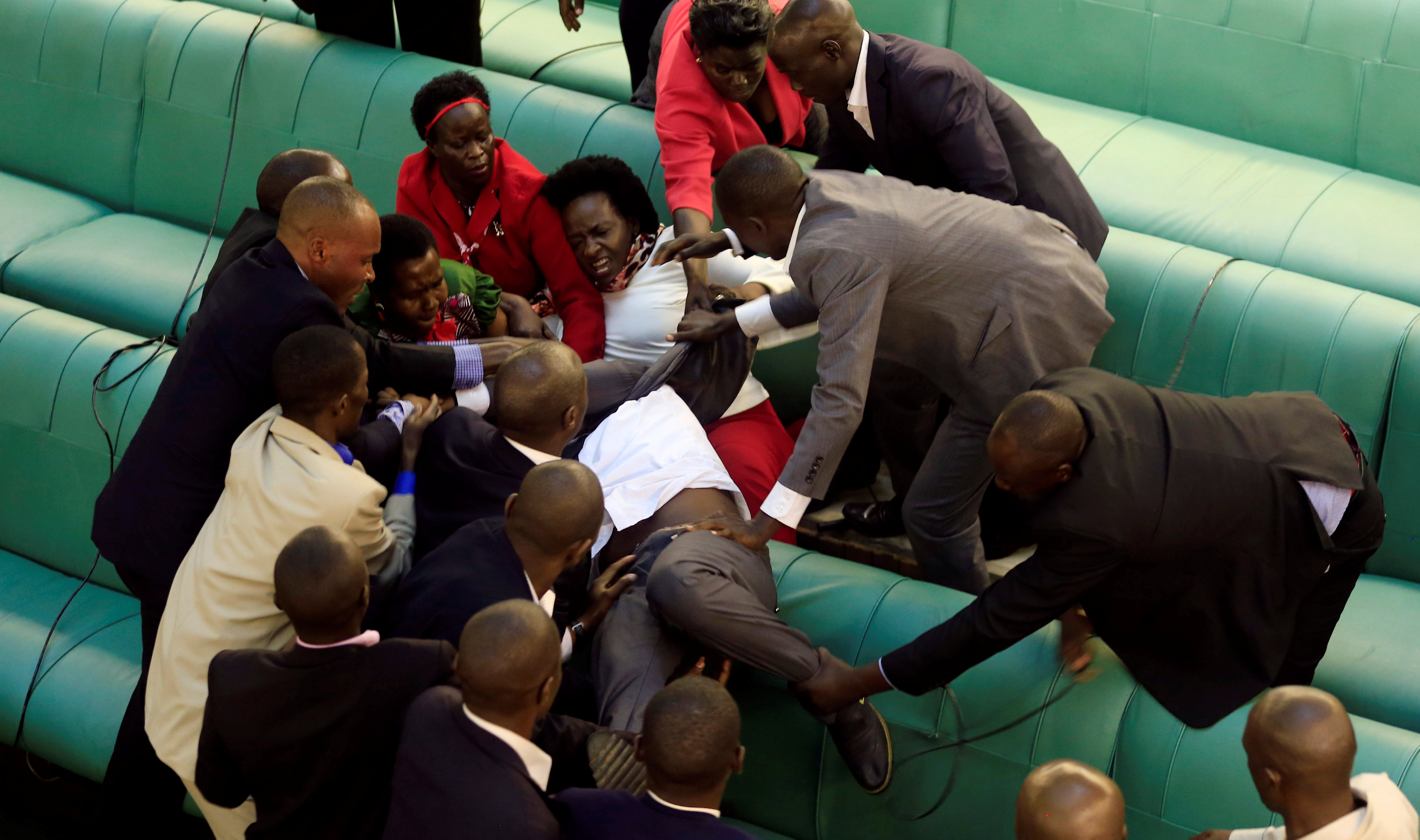 جانب من الاشتباكات داخل البرلمان الأوغندى