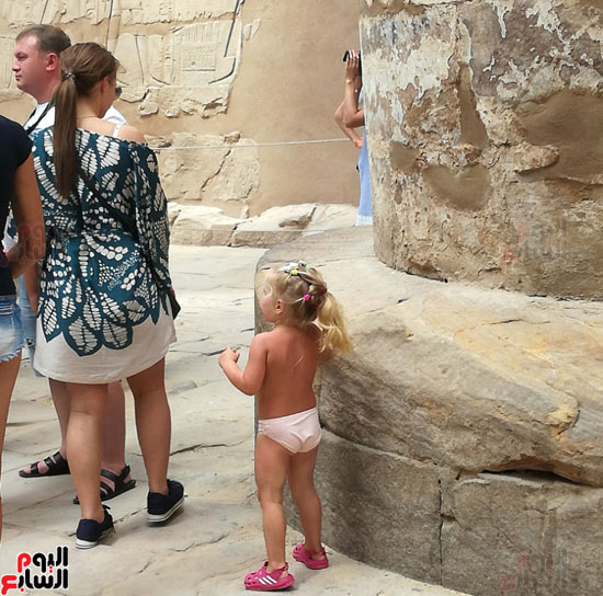             الطفلة تجذب أنظار السائحين بالكرنك