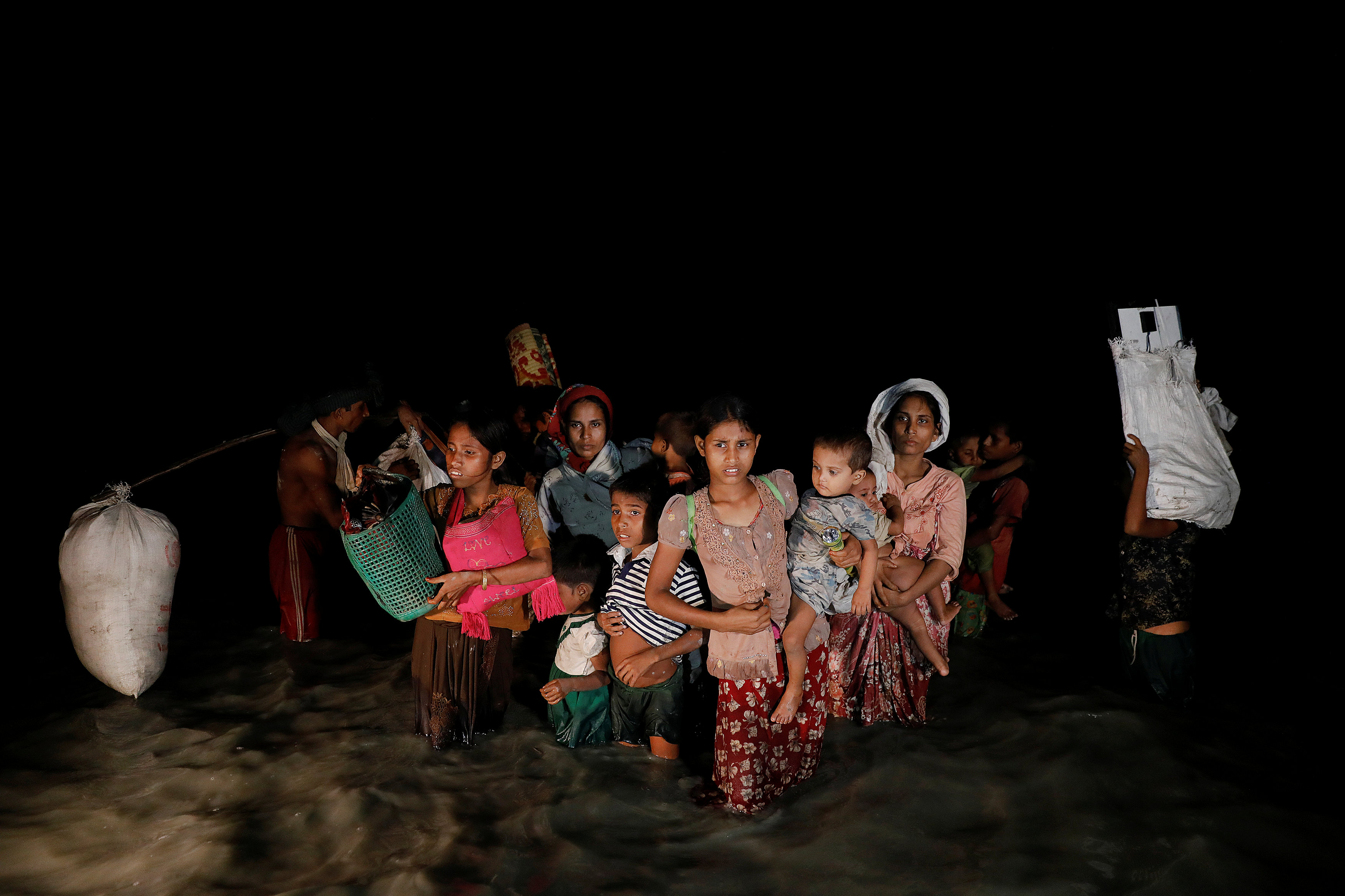 مئات الروهينجا يهربون من الاضطهاد فى ميانمار