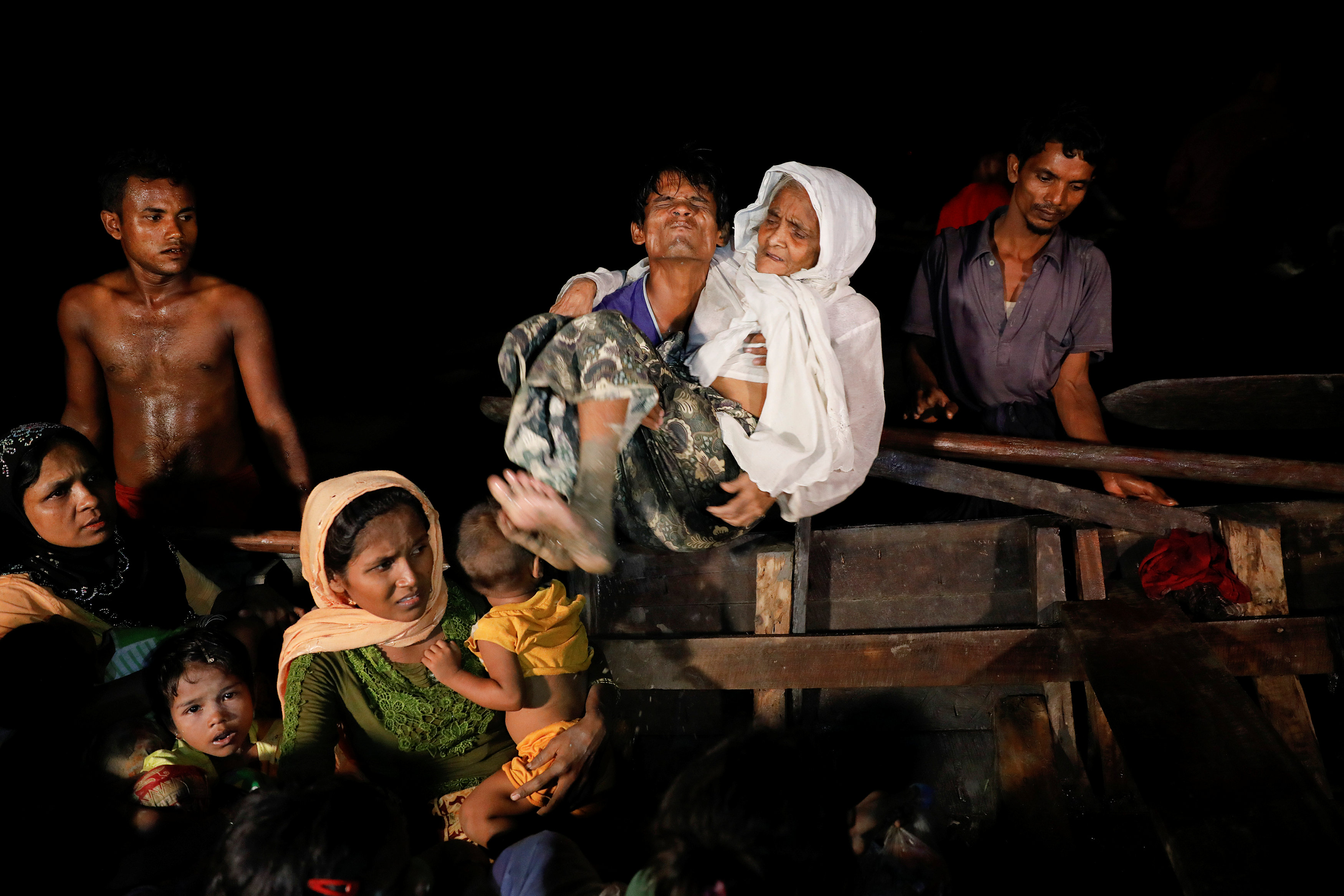 أسر الروهينجا تستخدم قوارب خشبية للهرب من ميانمار