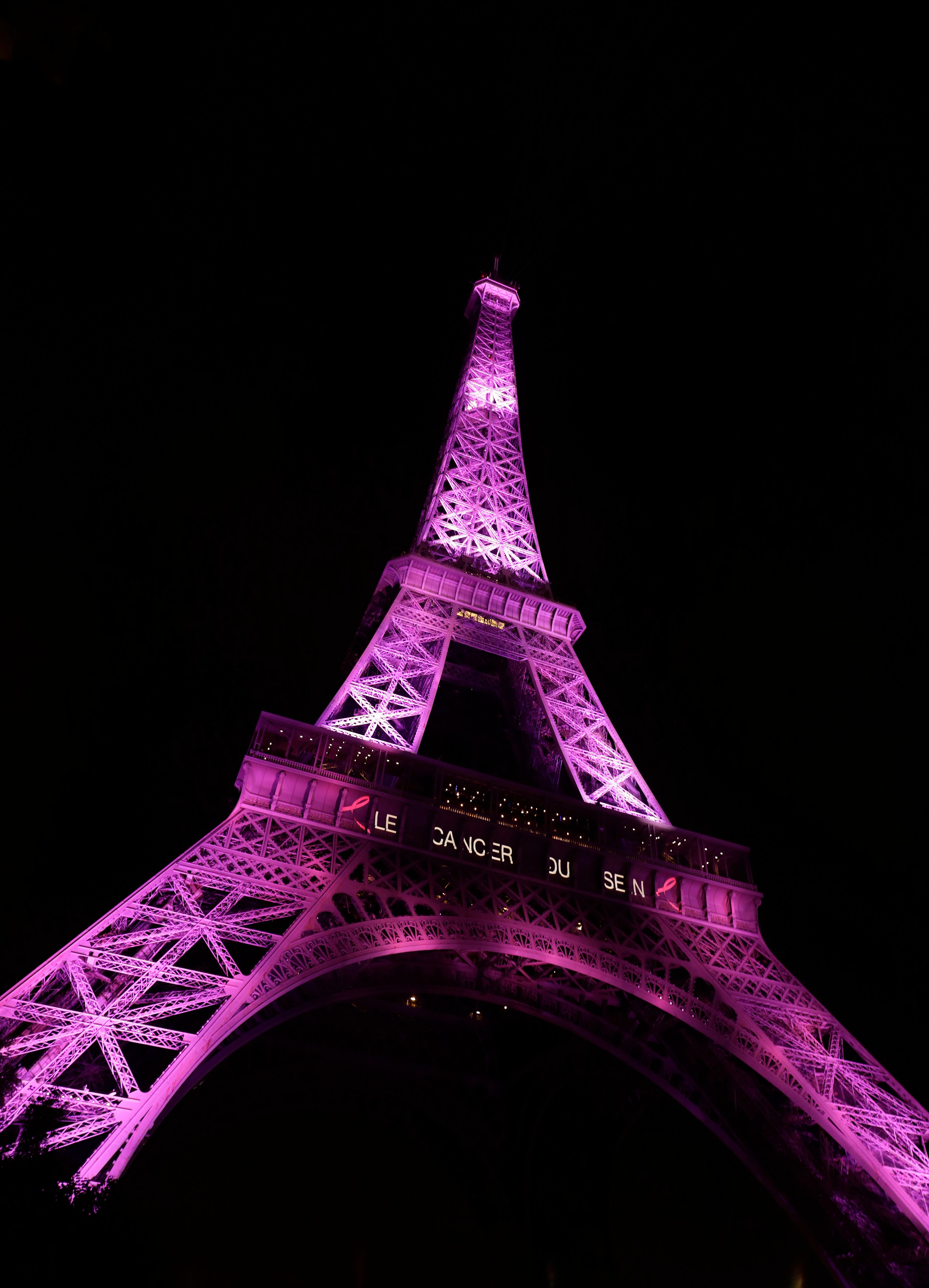 برج ايفل يكتسى باللون الوردى لدعم مرضى سرطان الثدى