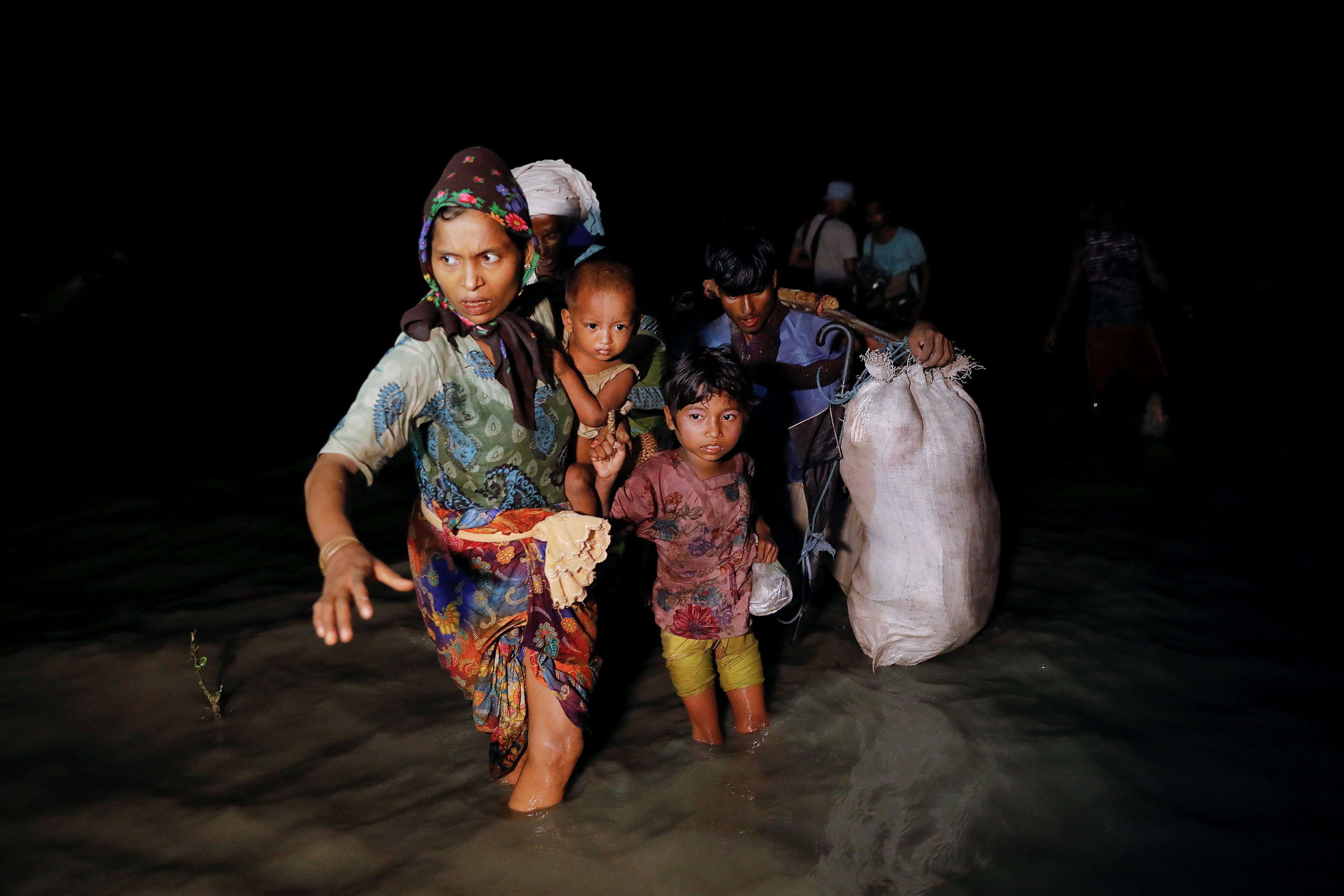 أسرة من الروهينجا وسط المياه خلال رحلة الهروب من ميانمار