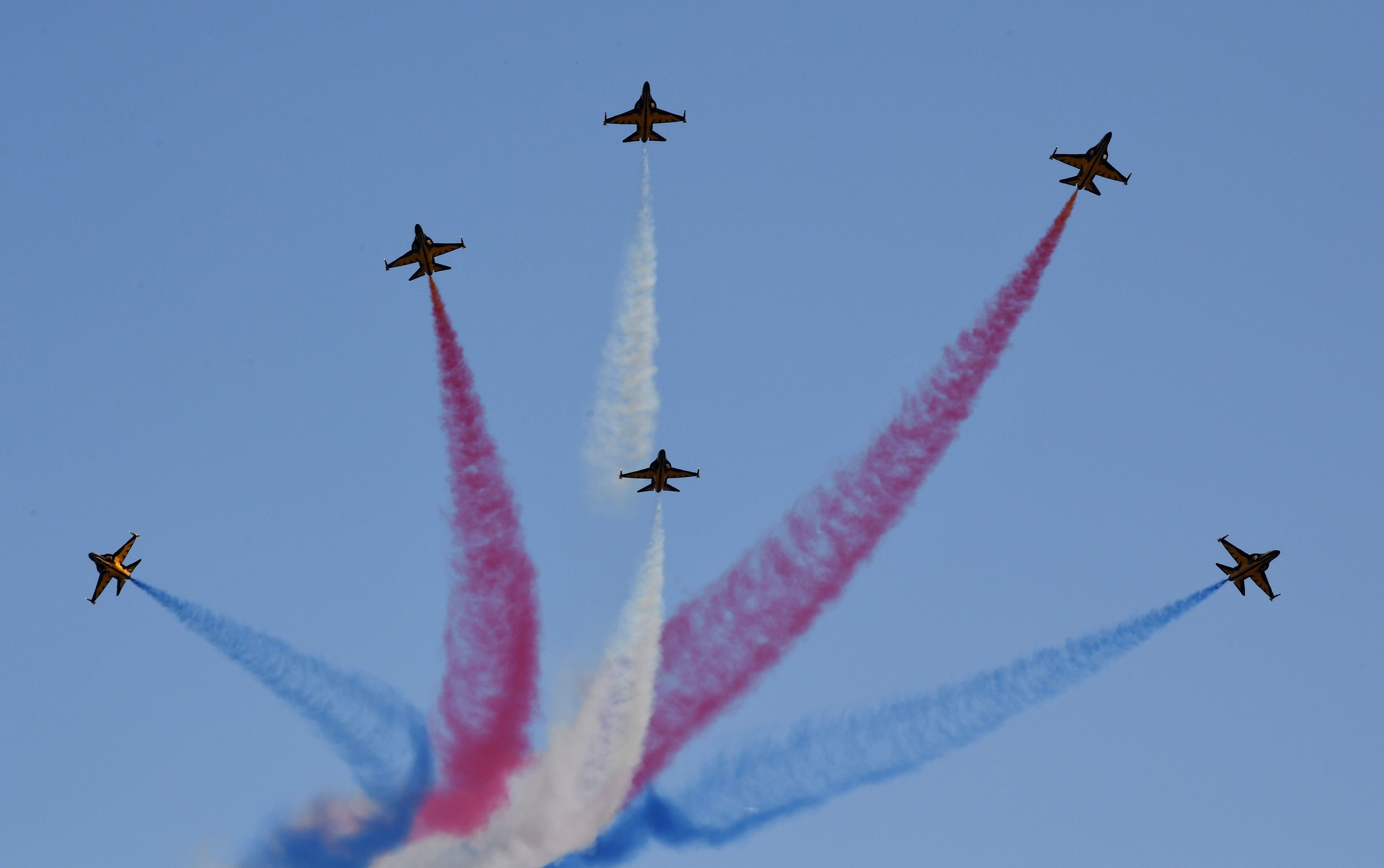 طائرات كوريا الجنوبية ترسم علم البلاد بالألوان خلال العرض العسكرى