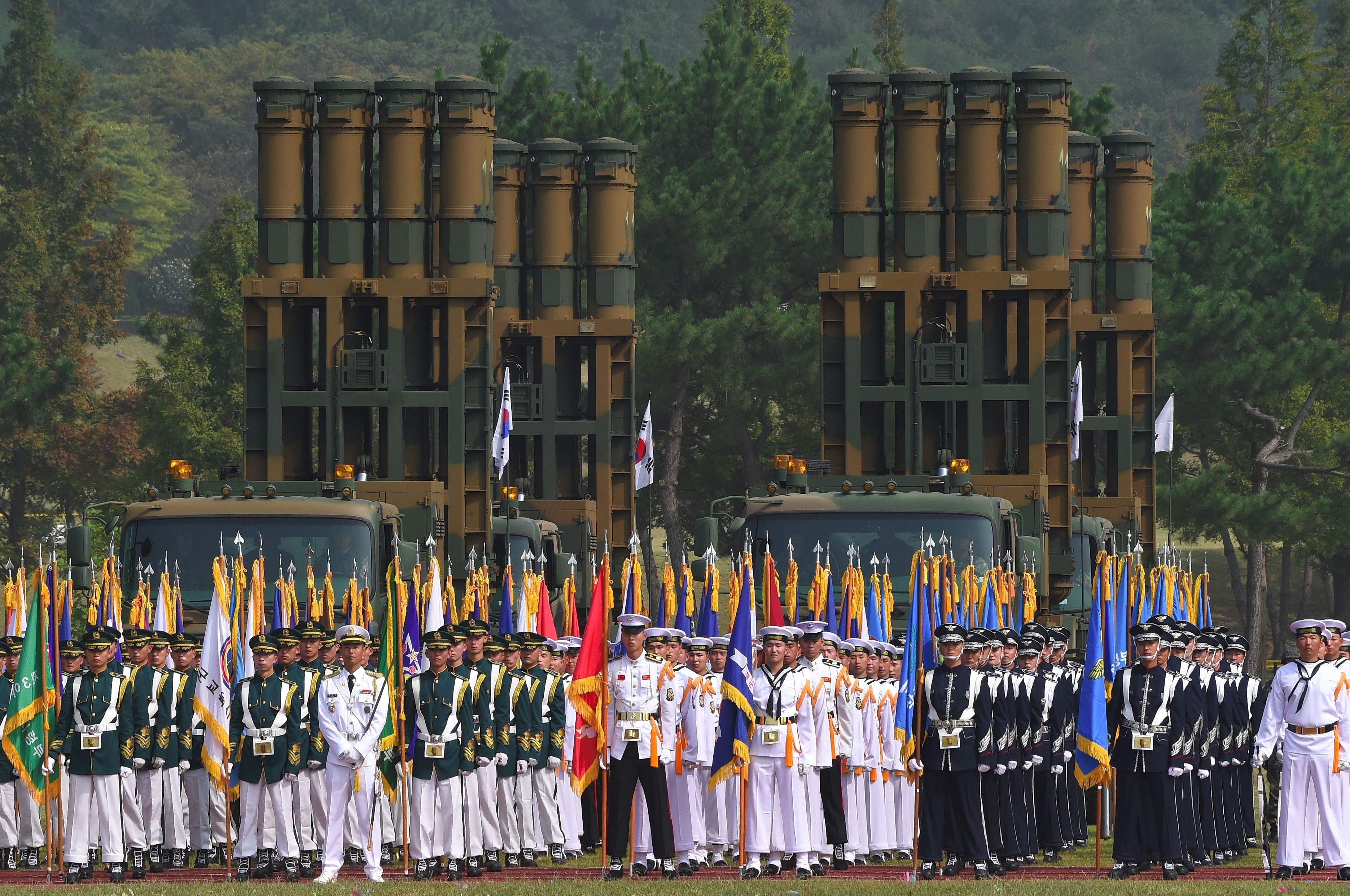 حملة الأعلام خلال احتفالات جيش كوريا الجنوبية