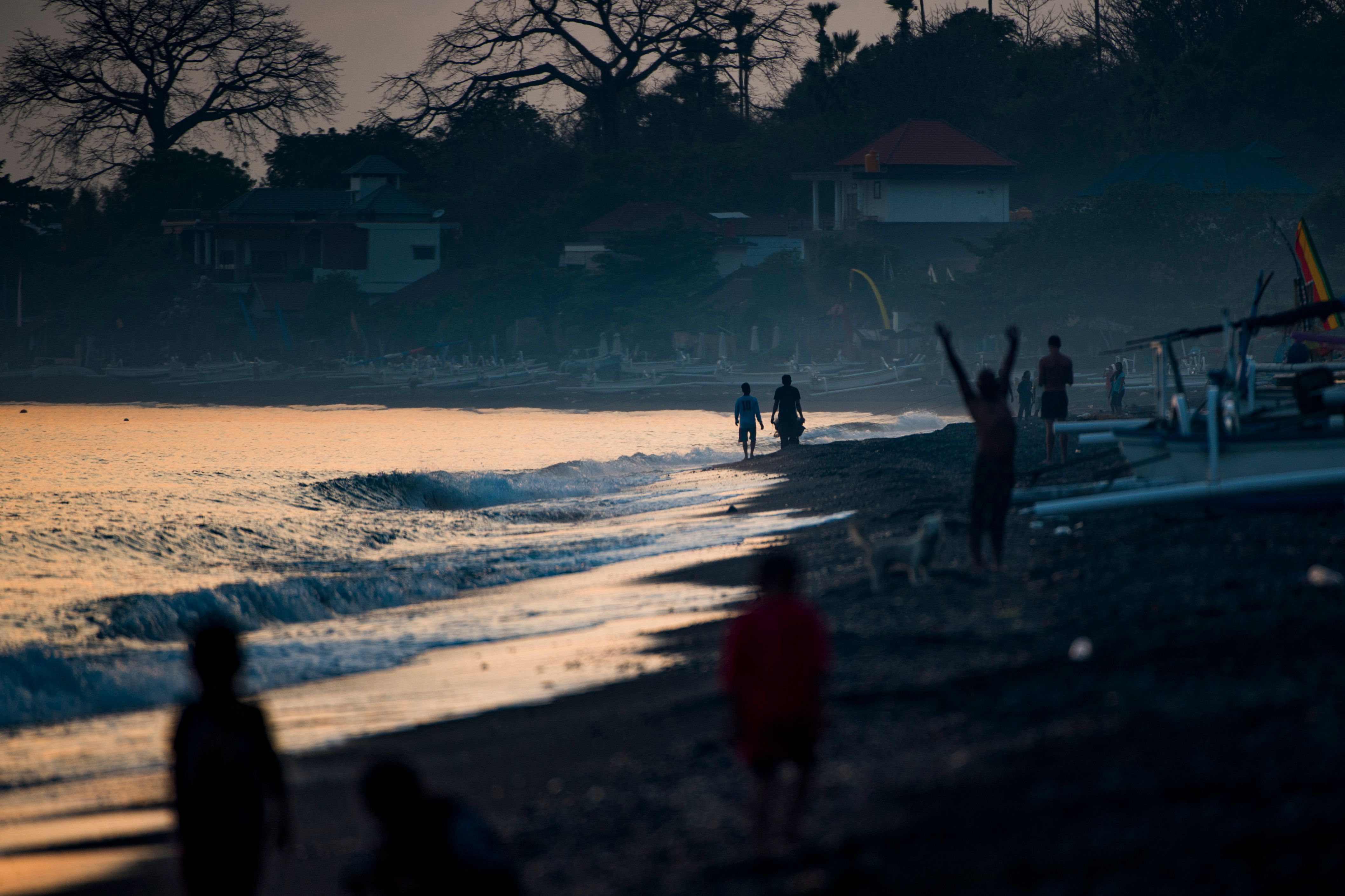 مواطنون على شاطئ قرب جزيرة بالى