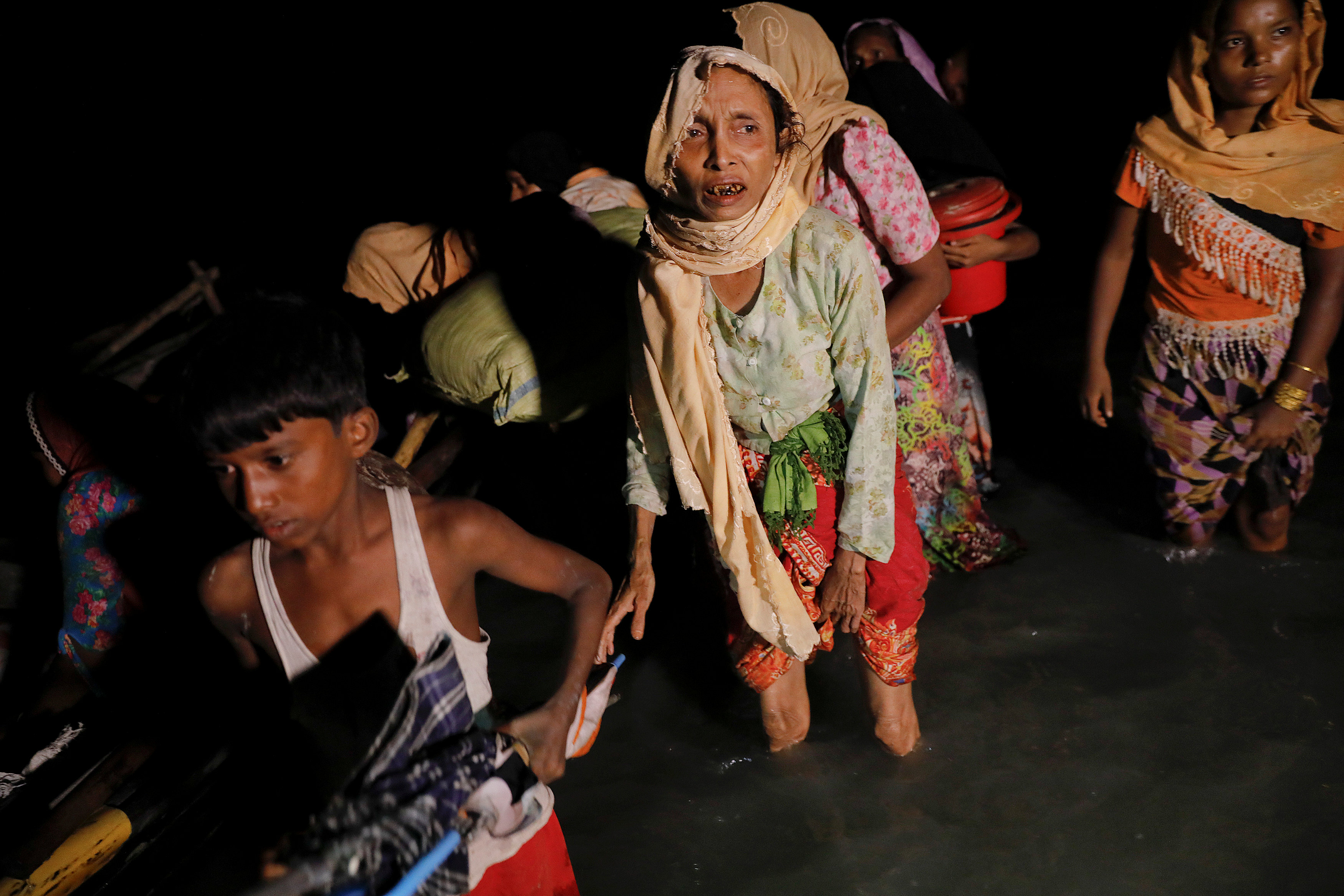 أسر الروهينجا تهرب من ميانمار فى اتجاه بنجلادش