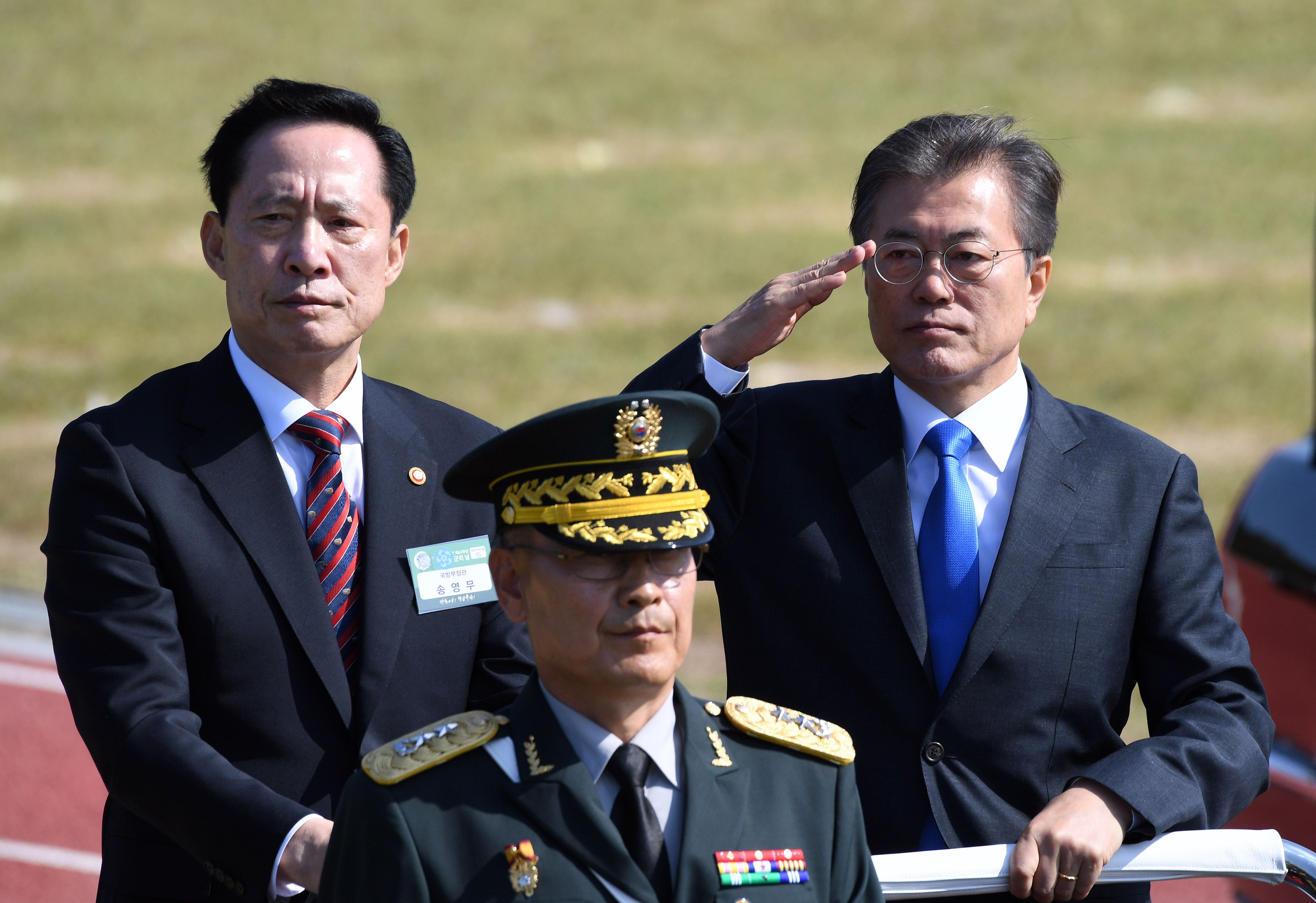 رئيس كوريا الجنوبية يؤدى التحية لقواته المسلحة