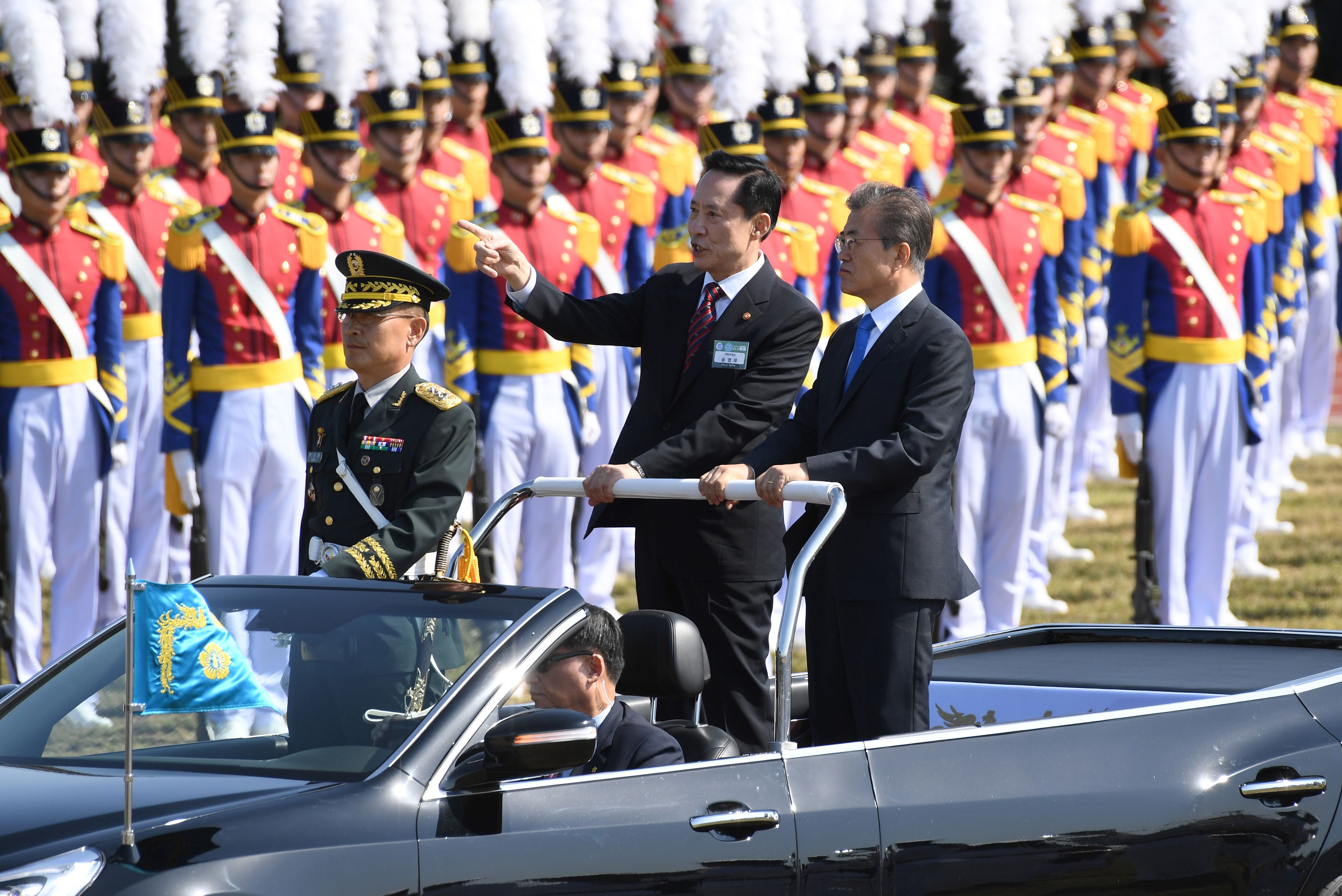 وزير دفاع كوريا الجنوبية يرافق الرئيس خلال العرض العسكرى
